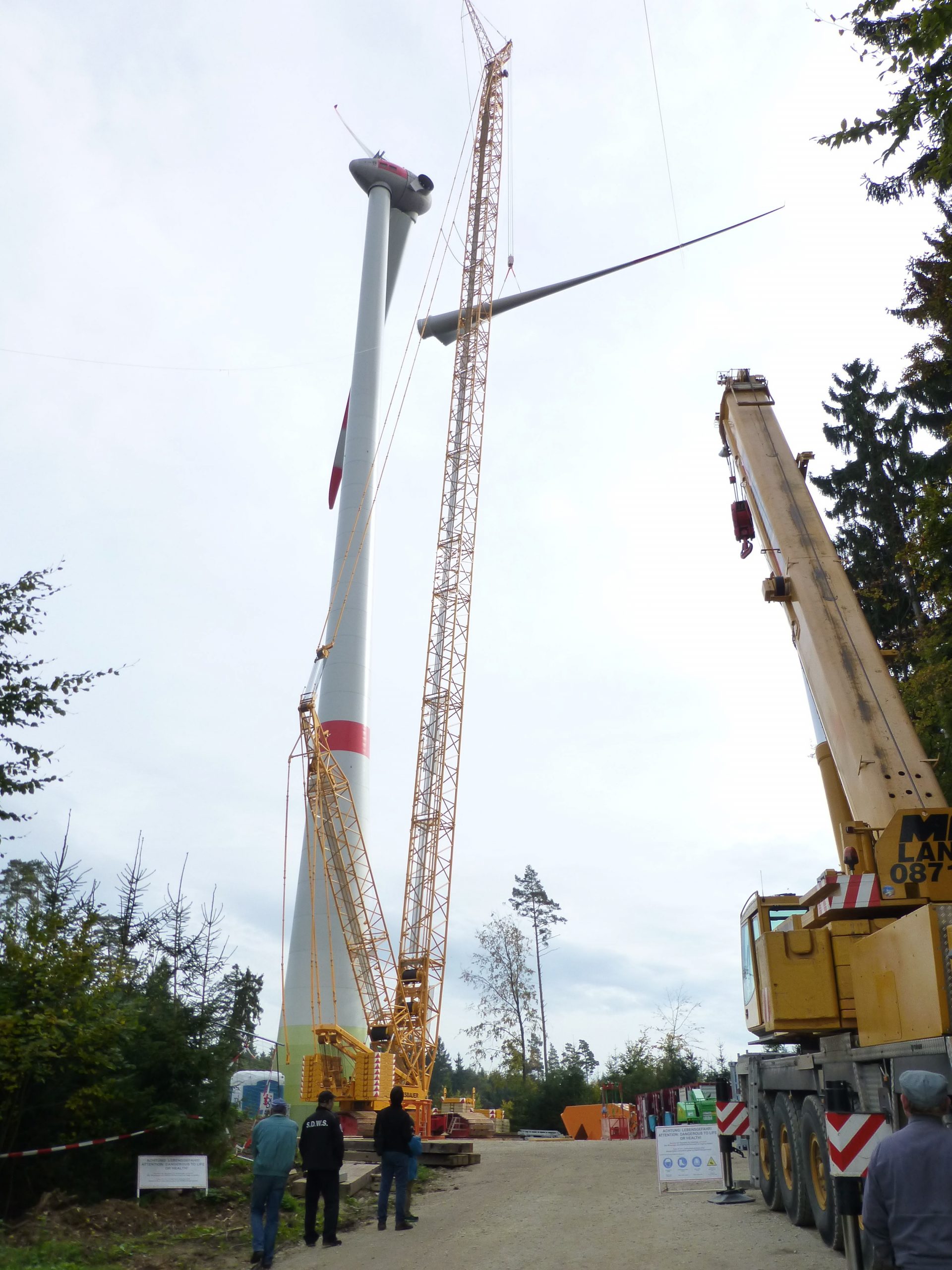 Liebherr LTM1160 als Hilfskran zum Aufrüsten eines Raupenkranes im Windpark