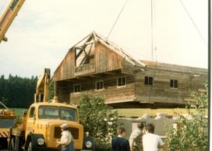 Versetzen eines Holz-Bauernhauses mit einem Autokran/Mobilkran bei Dingolfing