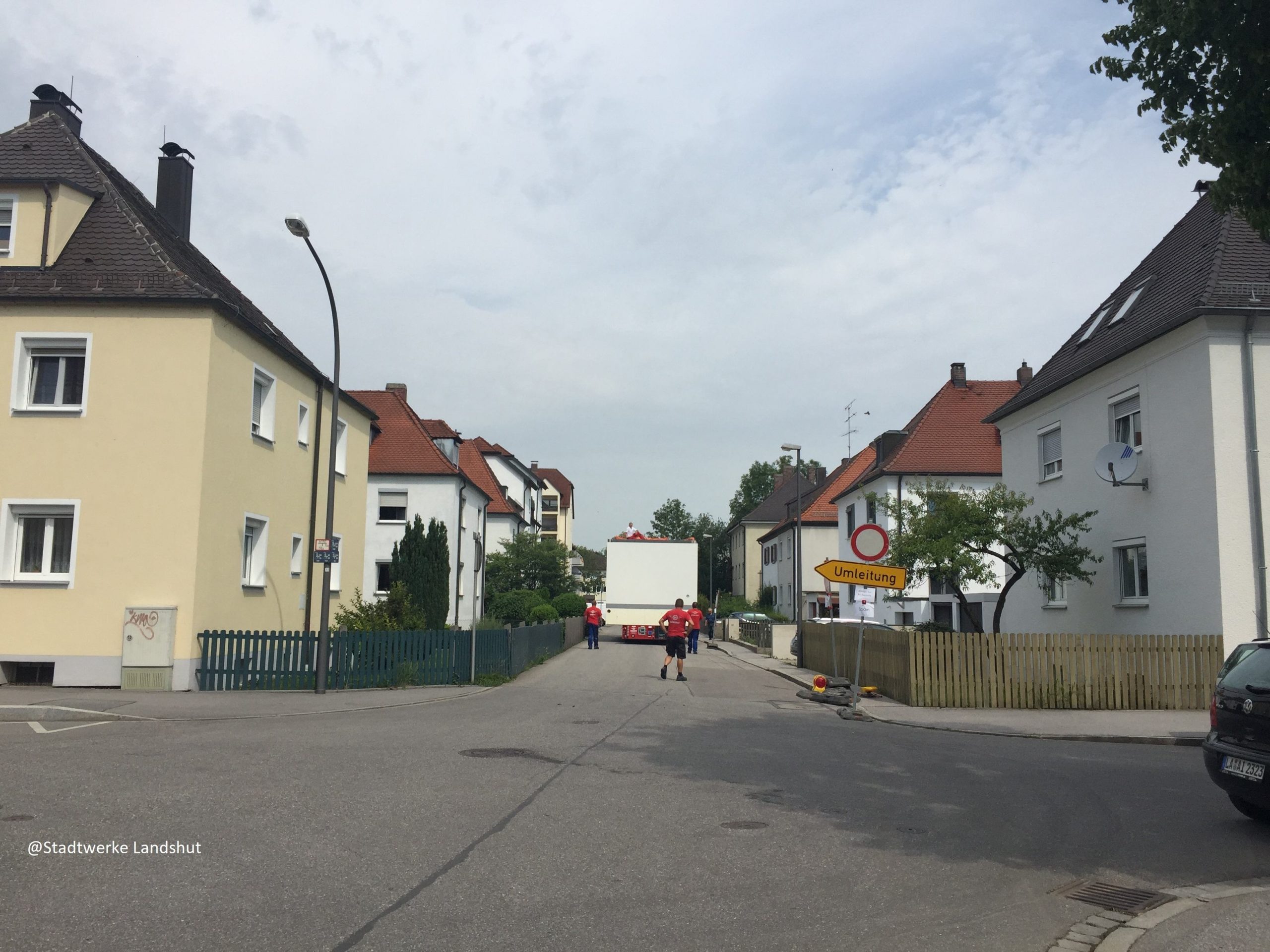 73to Trafostation wird mit dem Selbstfahrer zum Umspannwerk transportiert. @Stadtwerke Landshut, @Kran-Maier Landshut