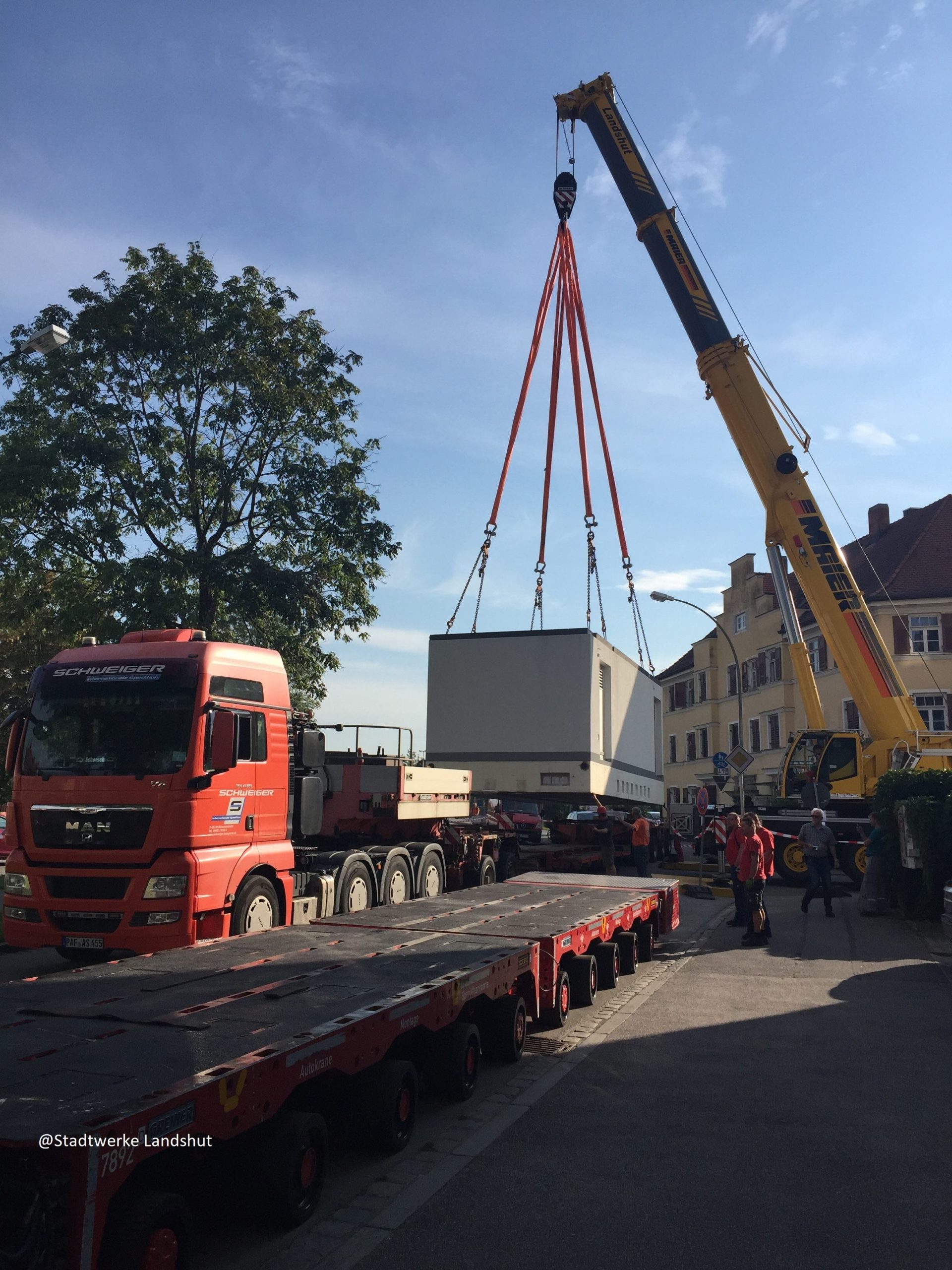 73to Trafostation wird vom Tieflader auf einen Selbstfahrer (SPMT) umgehoben. @Stadtwerke Landshut, @Kran-Maier Landshut